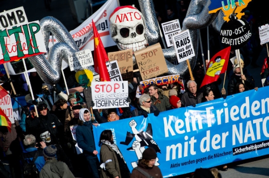 Des milliers d’Allemands ont manifesté contre la conférence de sécurité à Munich, contre la confrontation avec la Russie et contre la livraison d’armes au gouvernement de Kiev. (Photo Sven Hoppe/dpa-Bildfunk) Des milliers d’Allemands ont manifesté contre la conférence de sécurité à Munich, contre la confrontation avec la Russie et contre la livraison d’armes au gouvernement de Kiev. (Photo Sven Hoppe/dpa-Bildfunk)