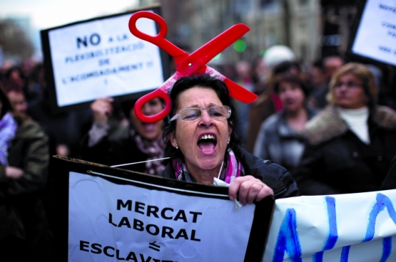 Une femme comparant le marché du travail à l'esclavage lors d'une manifestation contre les réformes du travail du gouvernement espagnol à Barcelone en février 2012. (Photo AP / Emilio Morenatti)