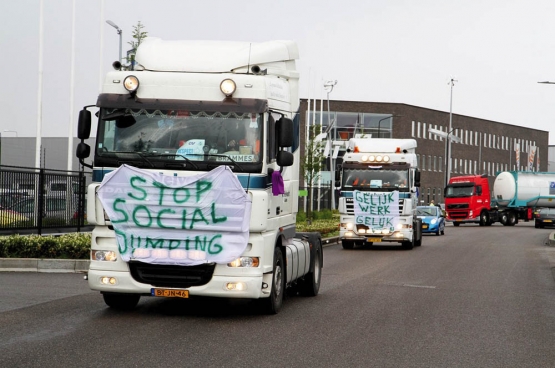 En mai 2013, des chauffeurs de camions néerlandais et belges ont mené une action contre la libéralisation des transports qui a favorisé le dumping social. (Photo Alblasserdamsnieuws.nl)