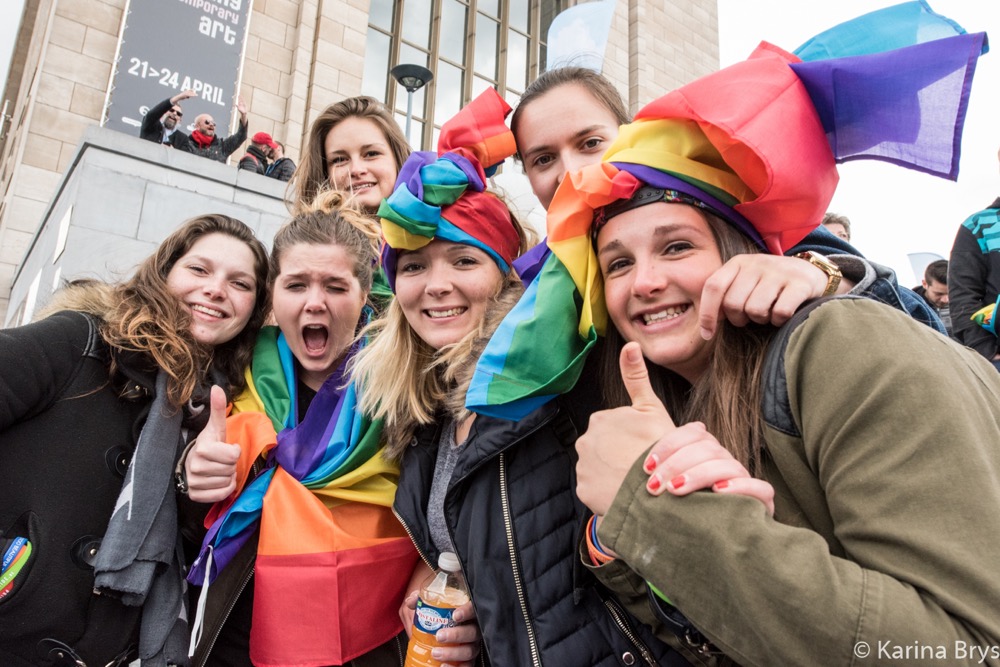 40 % des personnes LGBT ont envisagé le suicide. Il est temps que ça