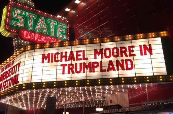 Michael Moore a d'abord affiché son soutien au candidat de gauche à la primaire démocrate Bernie Sanders. Suite à la nomination d'Hillary Clinton, le réalisateur s'est notamment attelé à dénoncer les mensonges du discours de Donald Trump, entre autres avec un film. (Photo Michael Moore / Facebook)