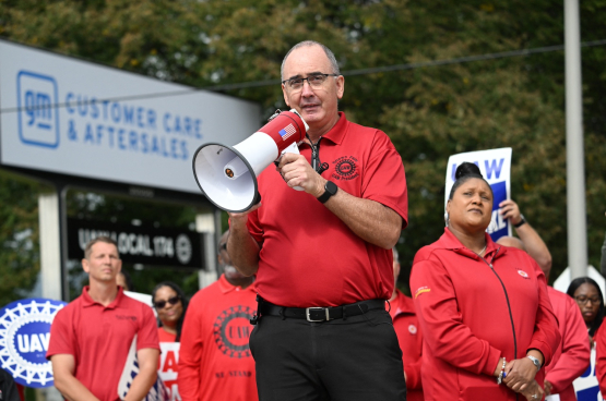 Shawn Fain à un piquet de grève à General Motors à Belleville, Michigan, en septembre dernier. (Photo AFP)