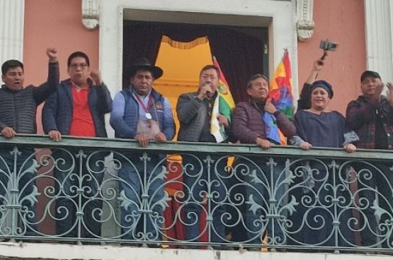 Le président bolivien Luis Arce s'adresse à la foule sur la Plaza Murillo. (Photo Ivan Bellot)
