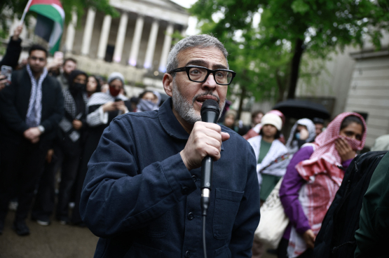 Le docteur Ghassan Abou Sitta lors d'une manifestation à Londres contre le génocide à Gaza. (Photo AFP)