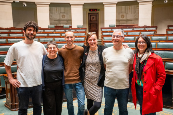 Les députés-ouvriers du PTB au Parlement fédéral: Kemal Bilmez, Nadia Moscufo, Robin Tonniau, Annik Van den Bosch, Roberto D'Amico et Farah Jacquet. (Photo Solidaire, Stefaan Van Parys)